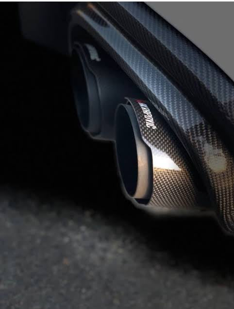 Gloss Carbon Exhaust Tip (2.5" Inlet / 3.5" Outlet)
